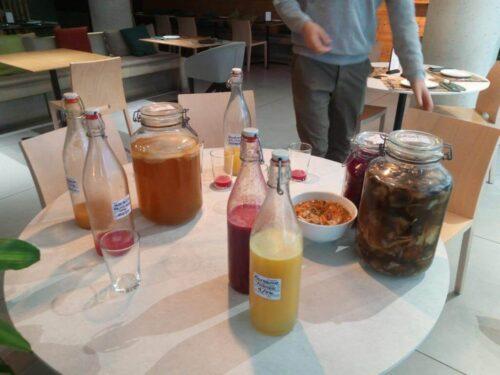 Kombuchas Ma Khin Café pruebas en el restaurante
