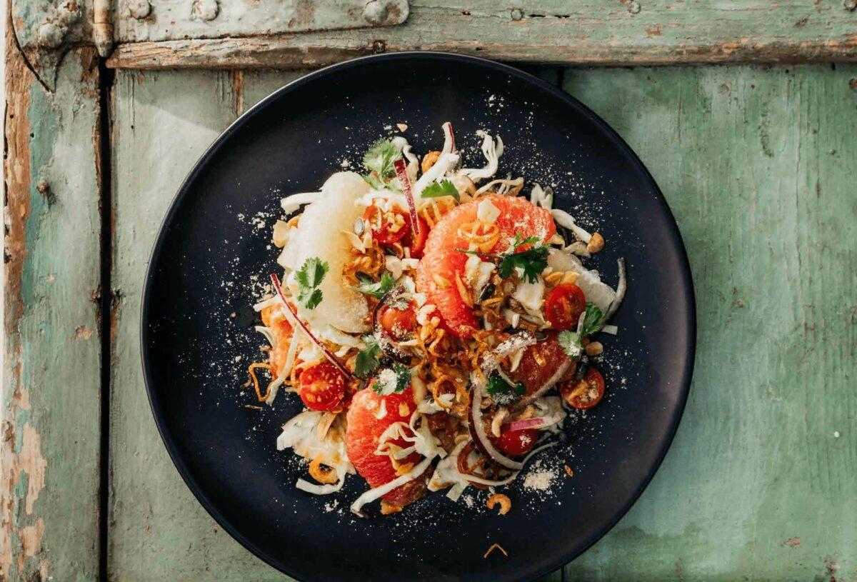 Ensalada birmana de pomelo, col y gambas receta de Steve Anderson