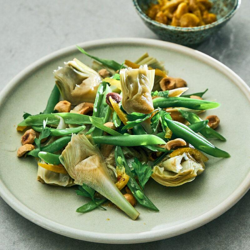 ensalada de alcachofa elaborada a partir de una receta india que se enseña en el curso de cocina vegetariana india