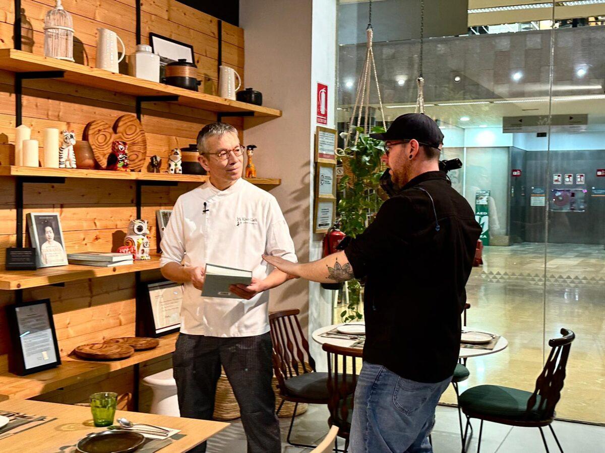 Steve Anderson en el programa Zoom Tendencias de TVE para hablar de la propuesta de cocina del sudeste asiático en Valencia de Ma Khin Café