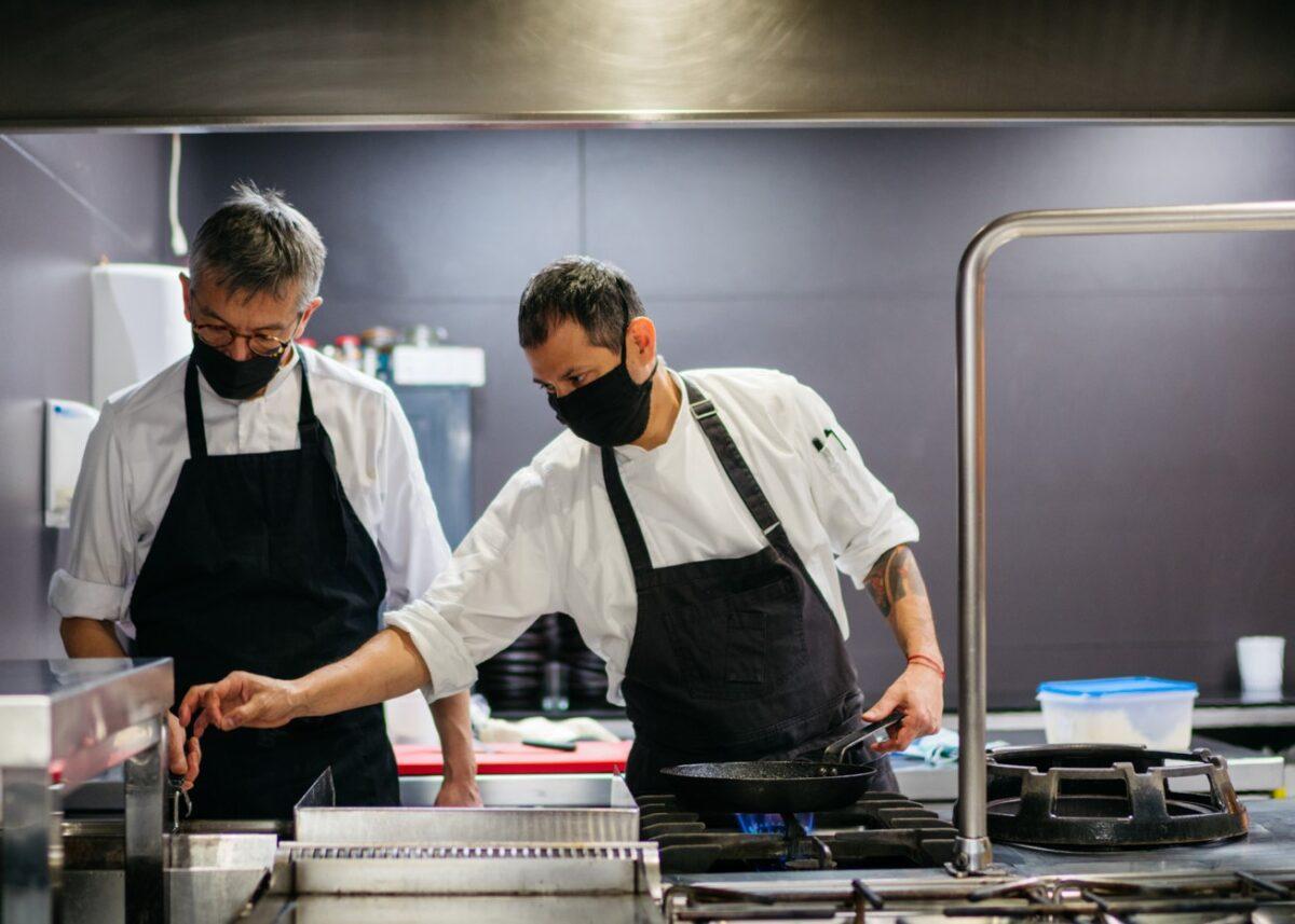 Comer en Valencia: Equipo de cocina restaurante Ma Khin Café, con el chef Steve Anderson