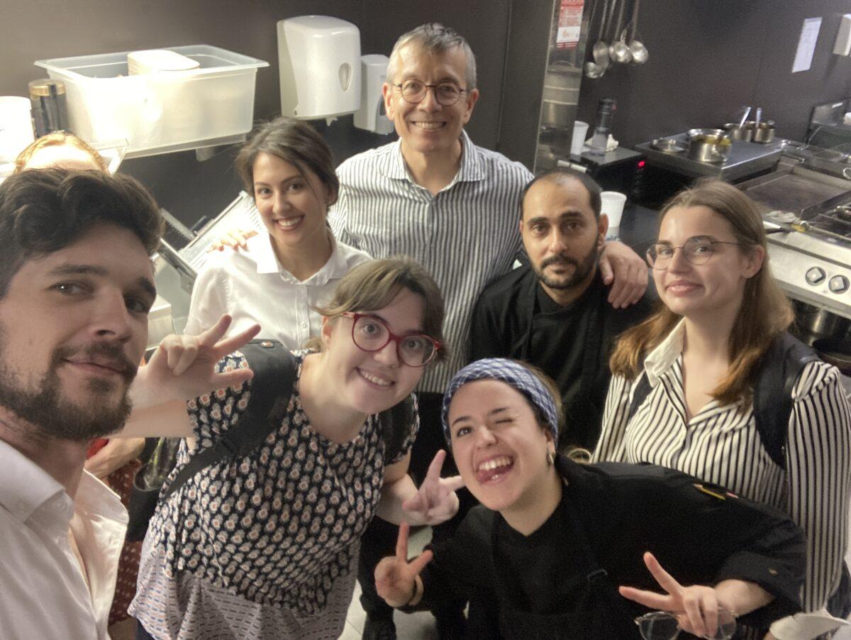 Equipo de Ma Khin Café, con Steve Anderson