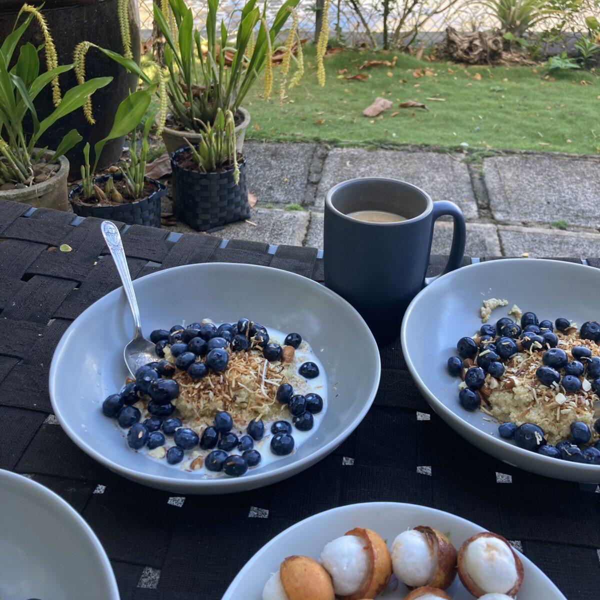 desayuno de quinoa con arándanos.