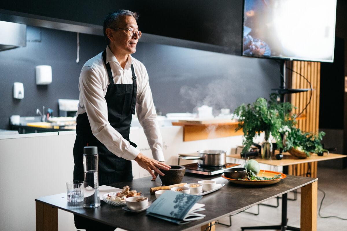 Steve Anderson en un show cooking de cocina del sudeste asiático